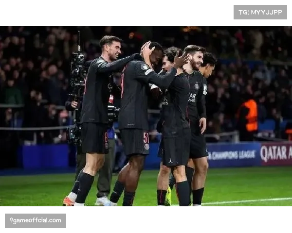 通讯:巴黎王子公园球场,主队球迷在球队被扳平后的瞬间寂静